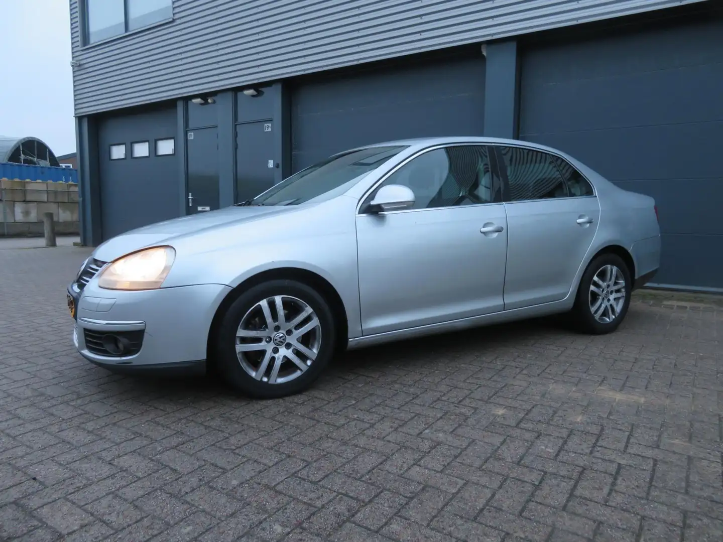 Volkswagen Jetta 2.0 FSI Sportline Grau - 2