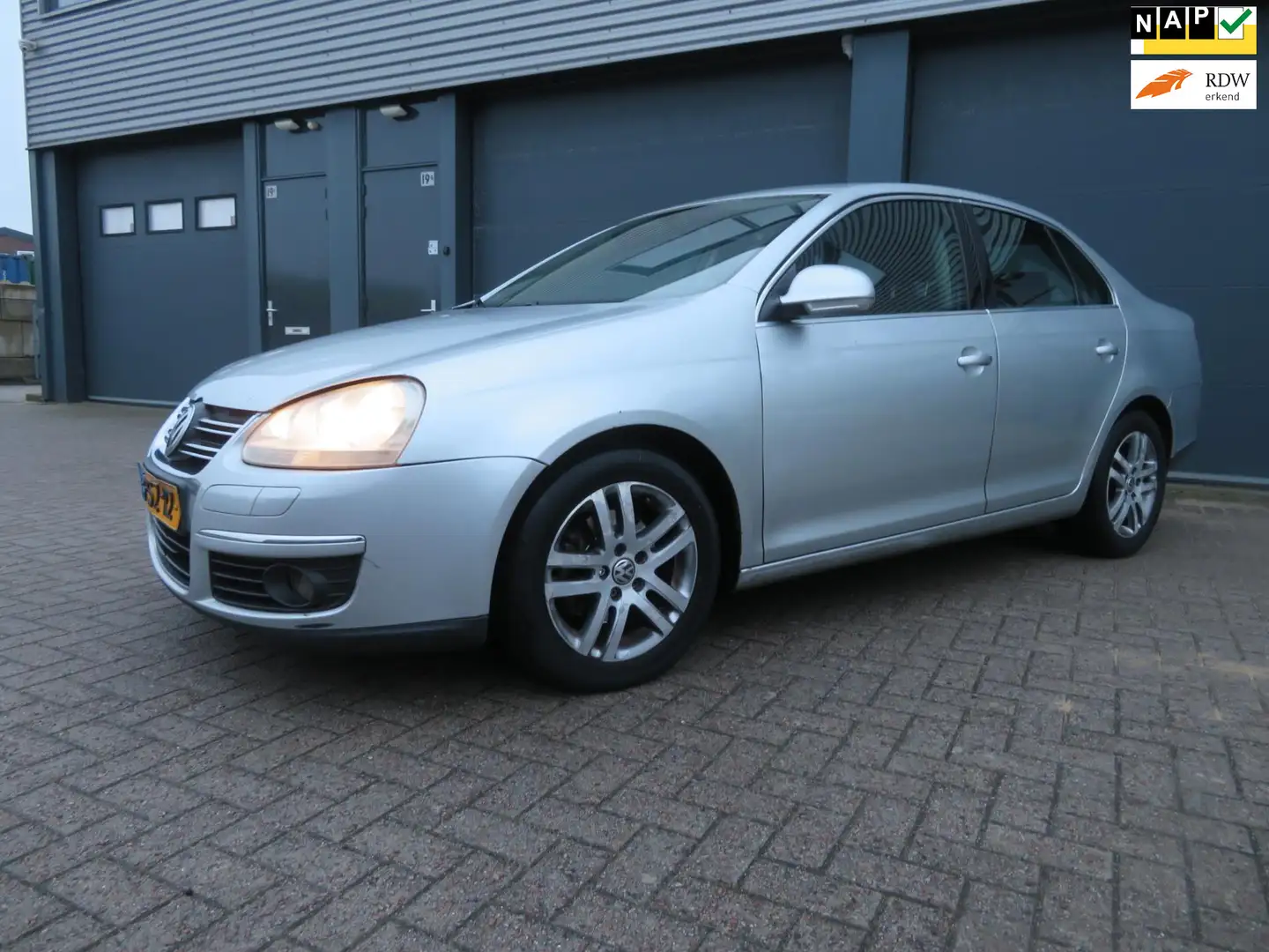 Volkswagen Jetta 2.0 FSI Sportline Grau - 1
