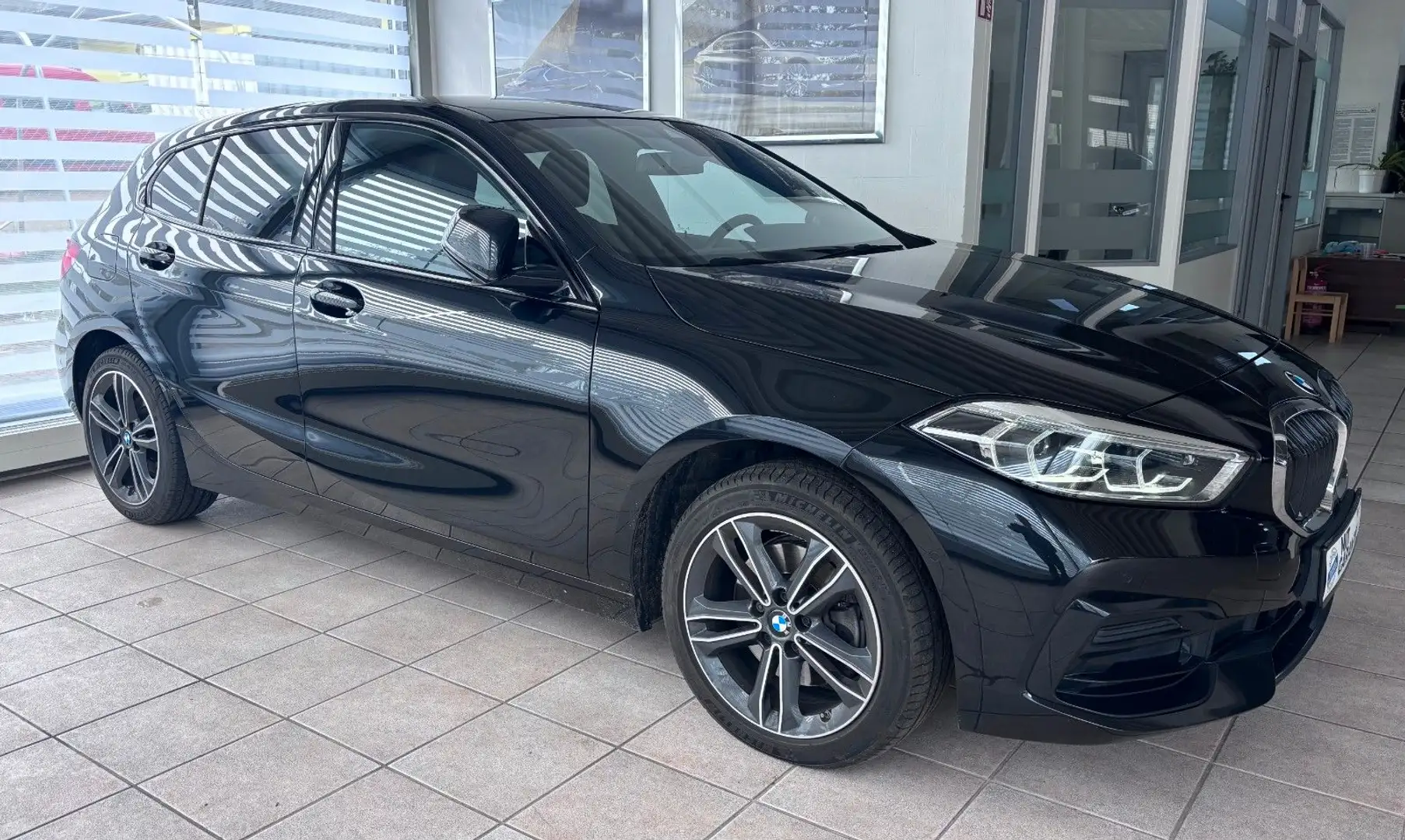 BMW 118 i Aut.Sport Line Komfortzug. Premium KAMERA Noir - 1