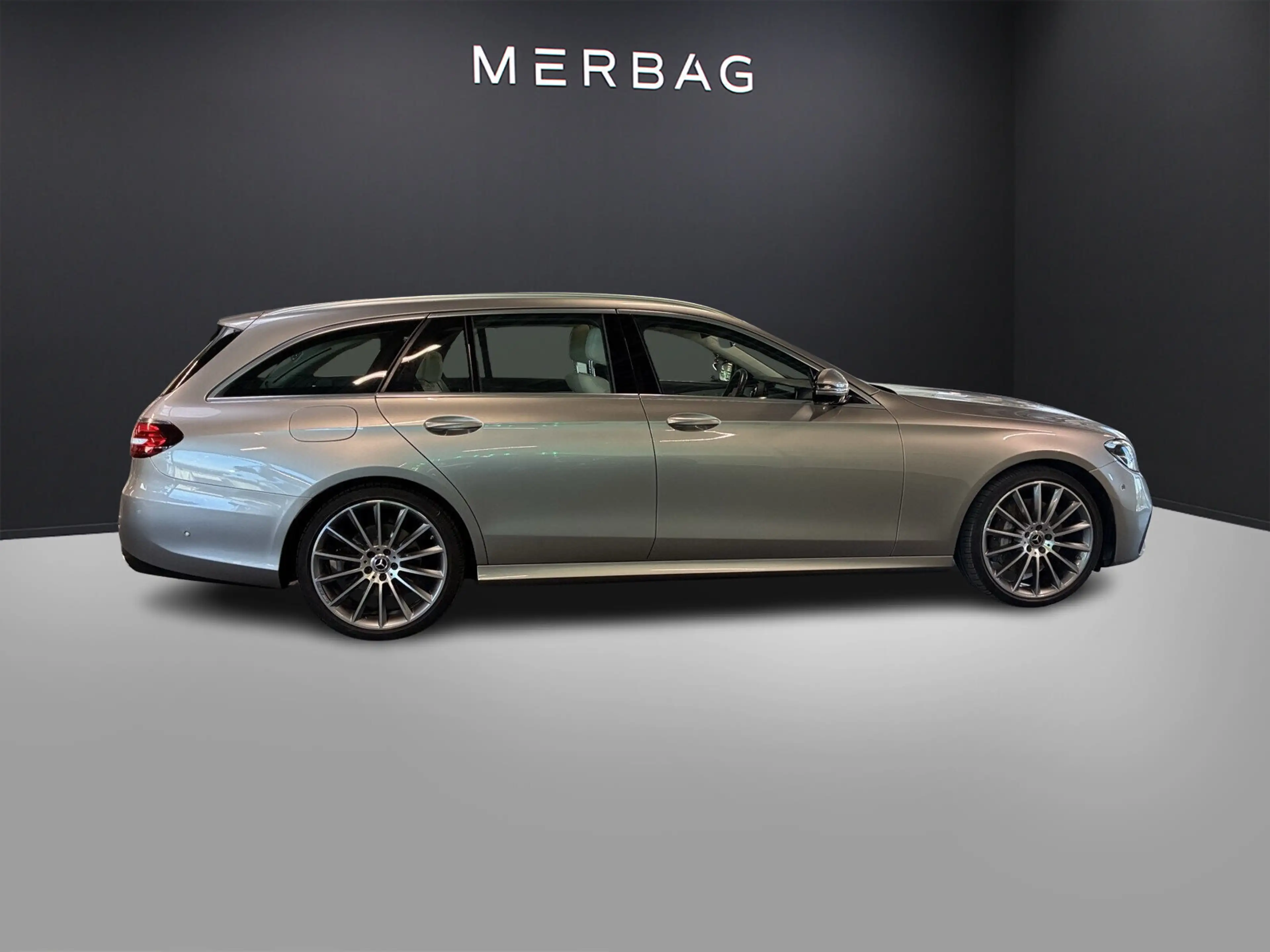 Mercedes-Benz E 400 E 400 d T AMG-LINE PANO SITZKLIMA MASSAGE BURMESTER — photo 4