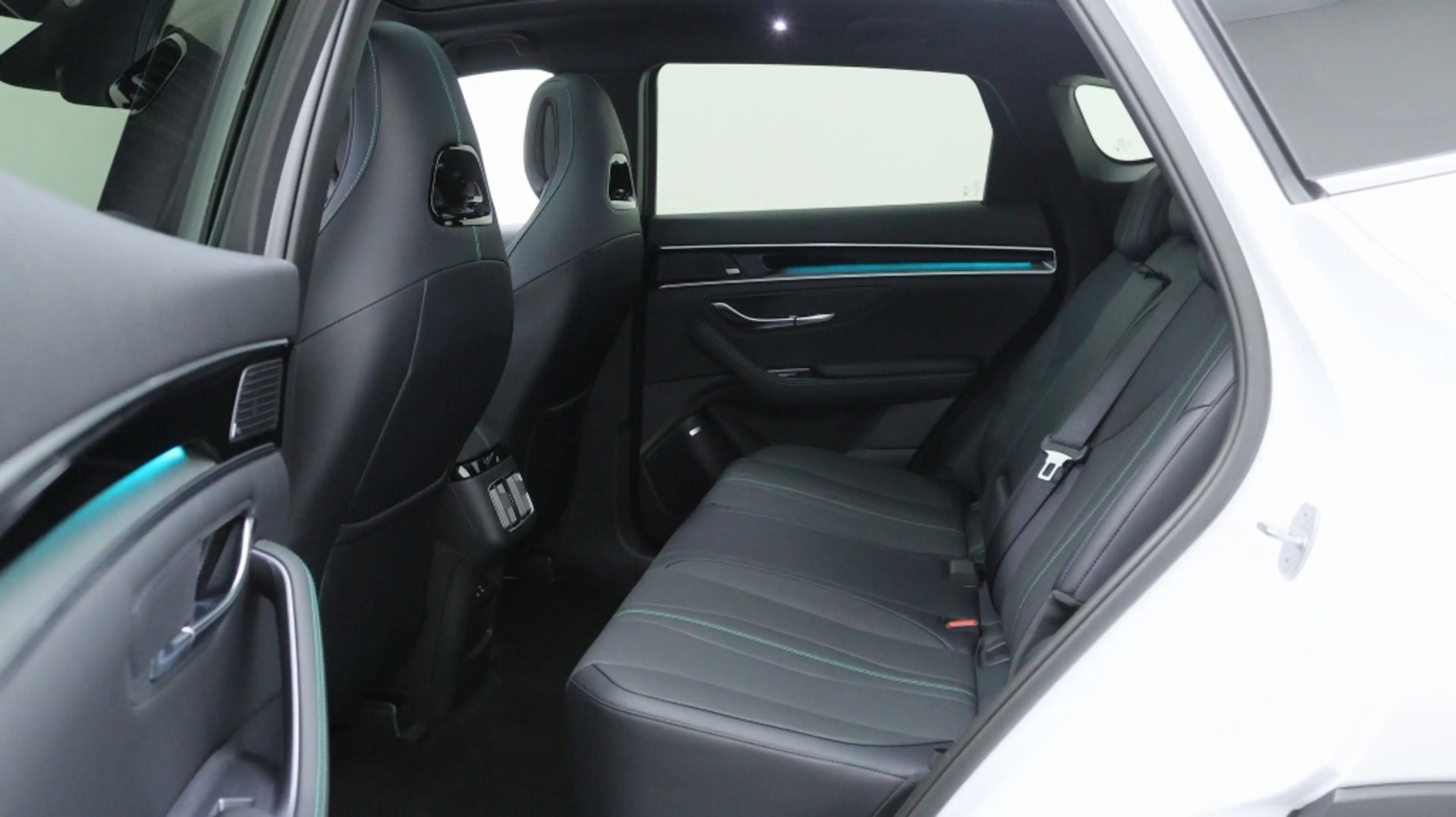 BYD Seal U 1.5 T DM-i Design AWD 18,3 kWh | Plug-in | Dealer — photo 11
