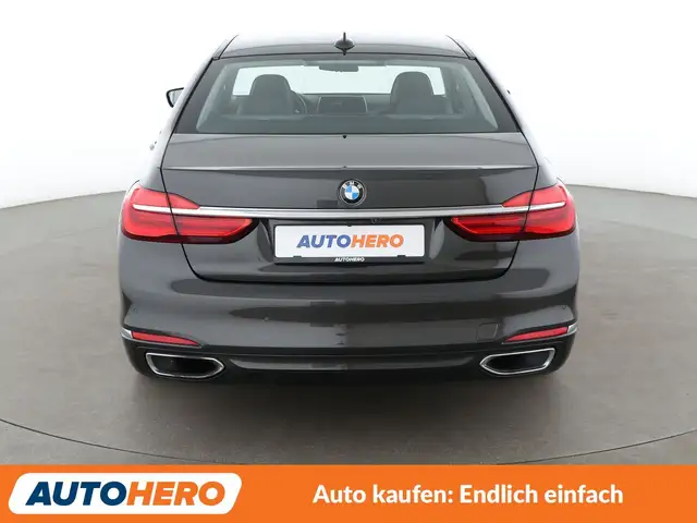 BMW 7 Series view 5