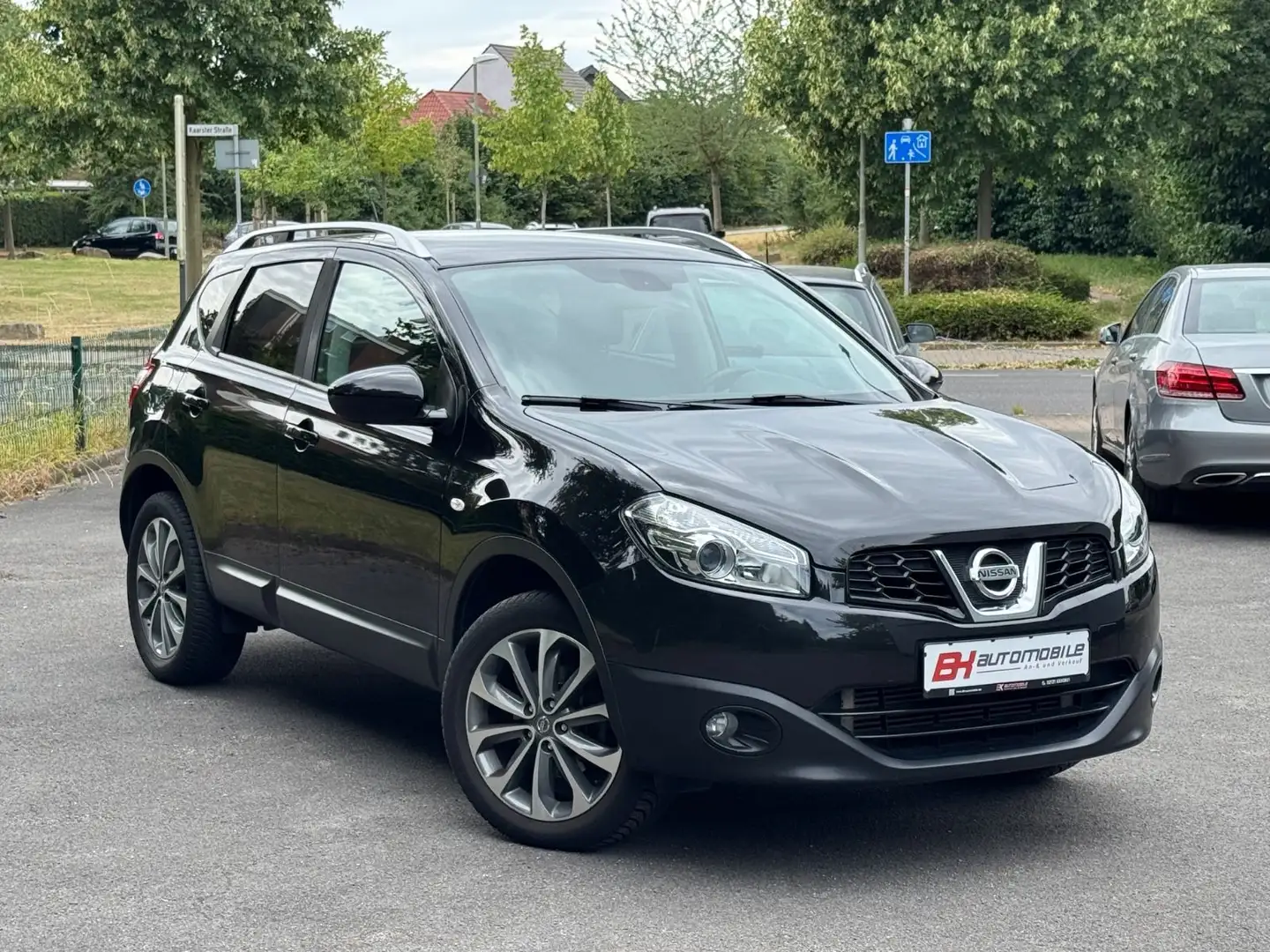 Nissan Qashqai I-Way 4X4 Aut. Navi AHK Kamera Panorama Schwarz - 2