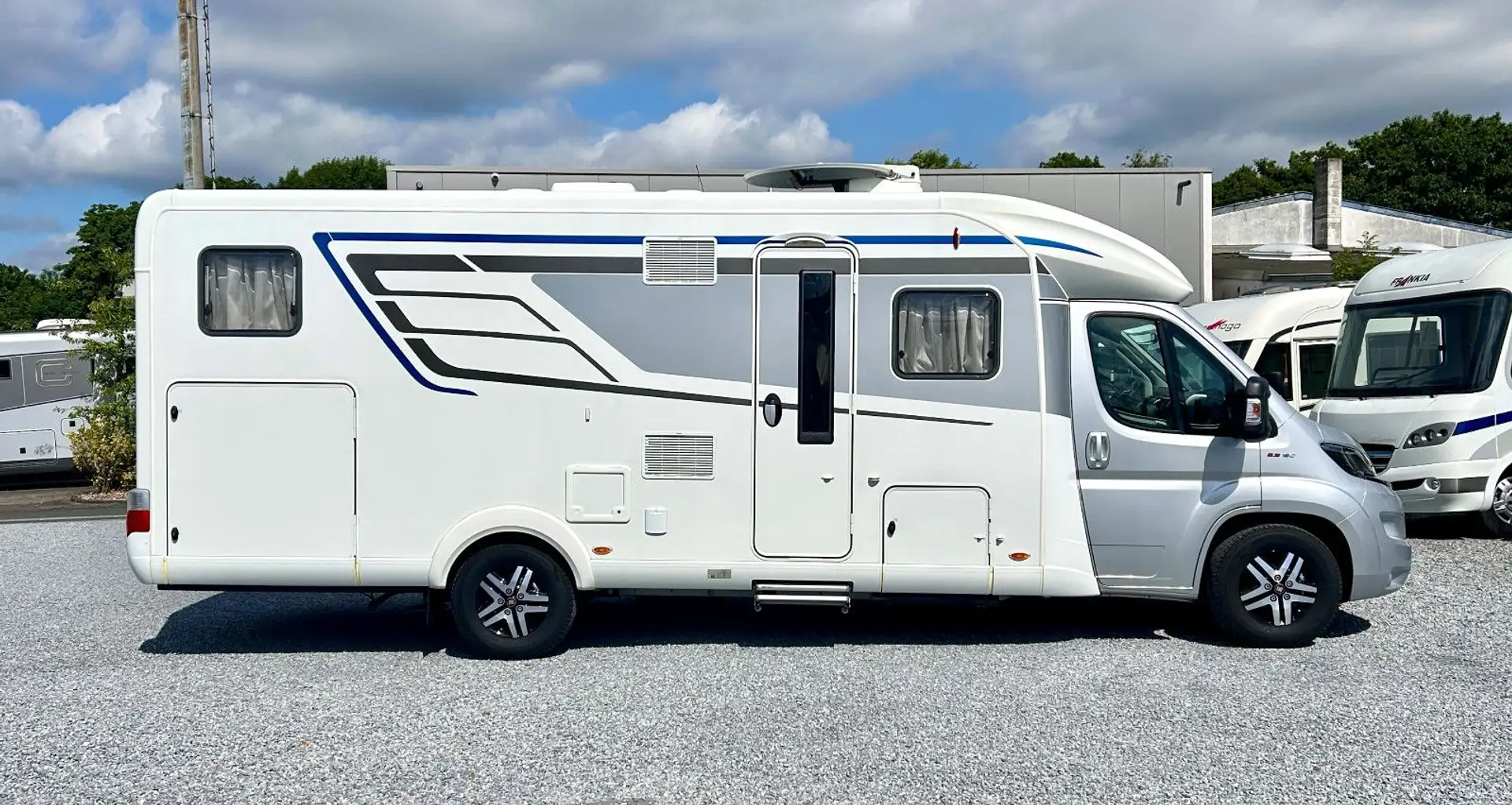 Hymer/Eriba Tramp T 704 SL *Einzelbetten-Automatik* Argento - 2
