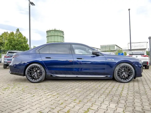 BMW 7 Series view 11