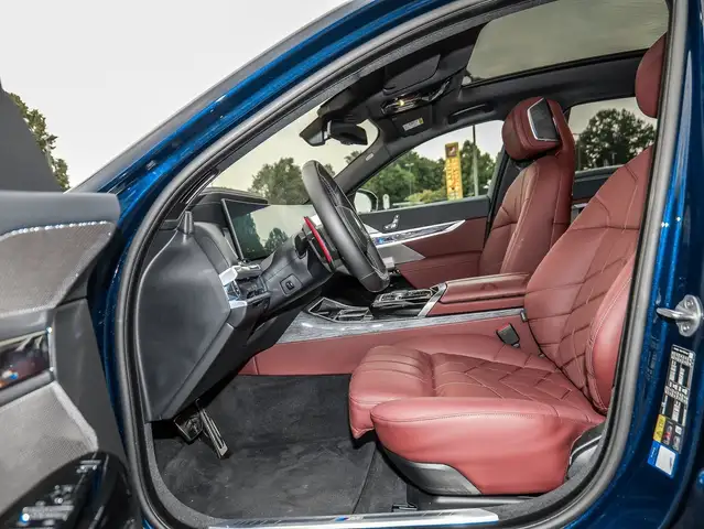 BMW 7 Series view 5