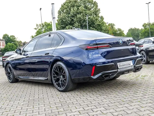 BMW 7 Series view 7