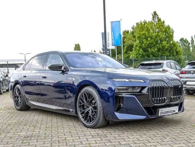 BMW 7 Series view 6