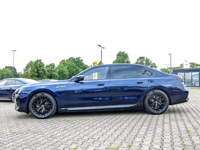 BMW 7 Series view 10