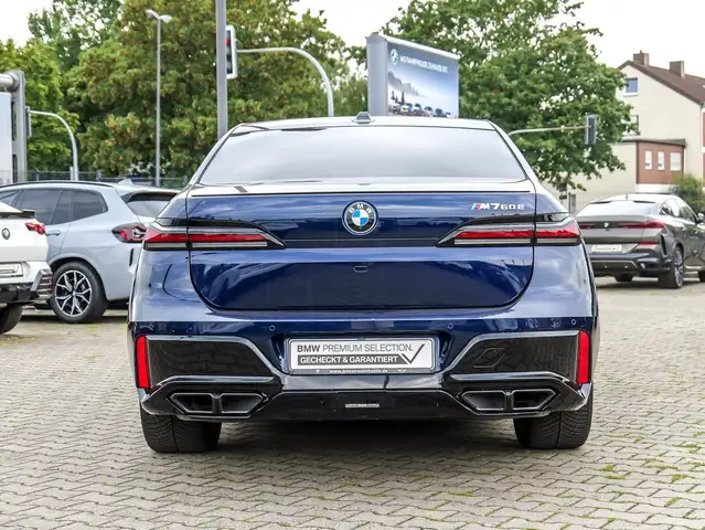 BMW 7 Series view 12