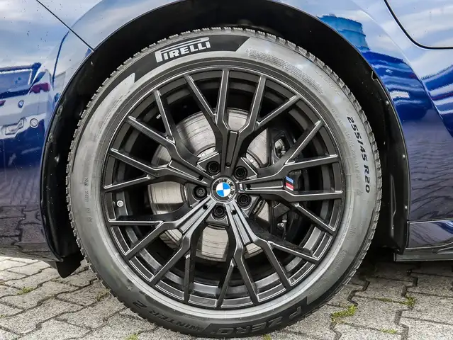 BMW 7 Series view 4