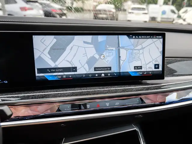 BMW 7 Series view 14