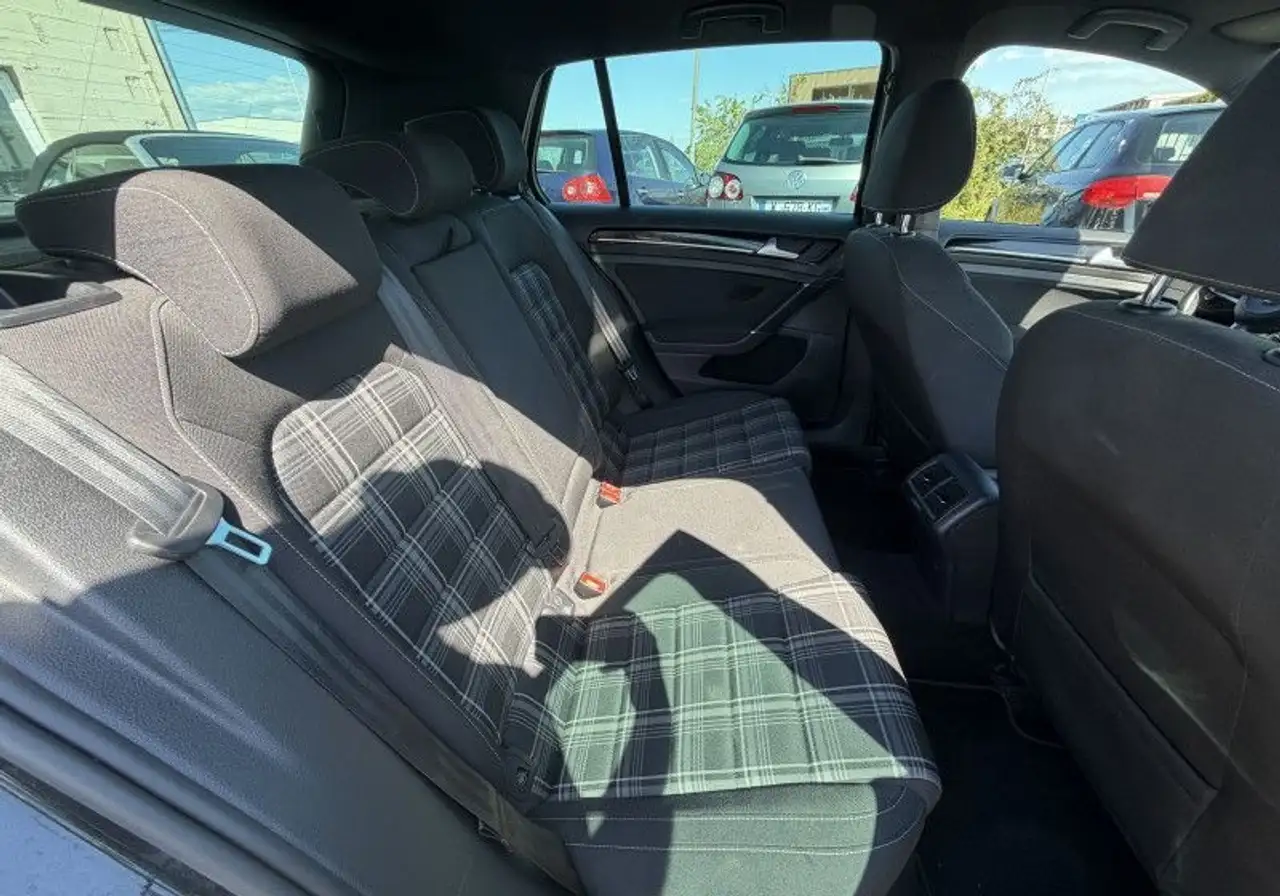 Volkswagen Golf Standard Model — photo 16