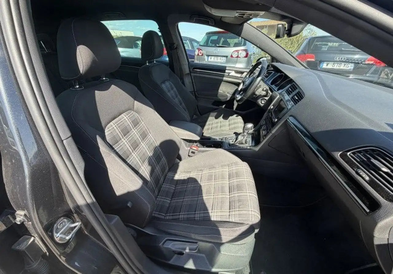 Volkswagen Golf Standard Model — photo 12