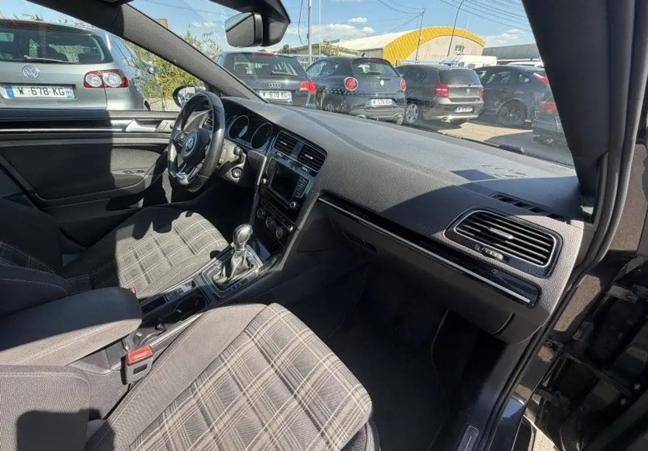 Volkswagen Golf Standard Model — photo 13
