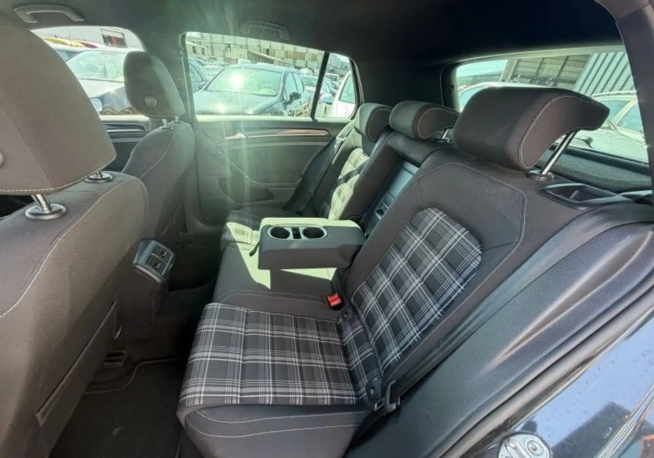 Volkswagen Golf Standard Model — photo 17