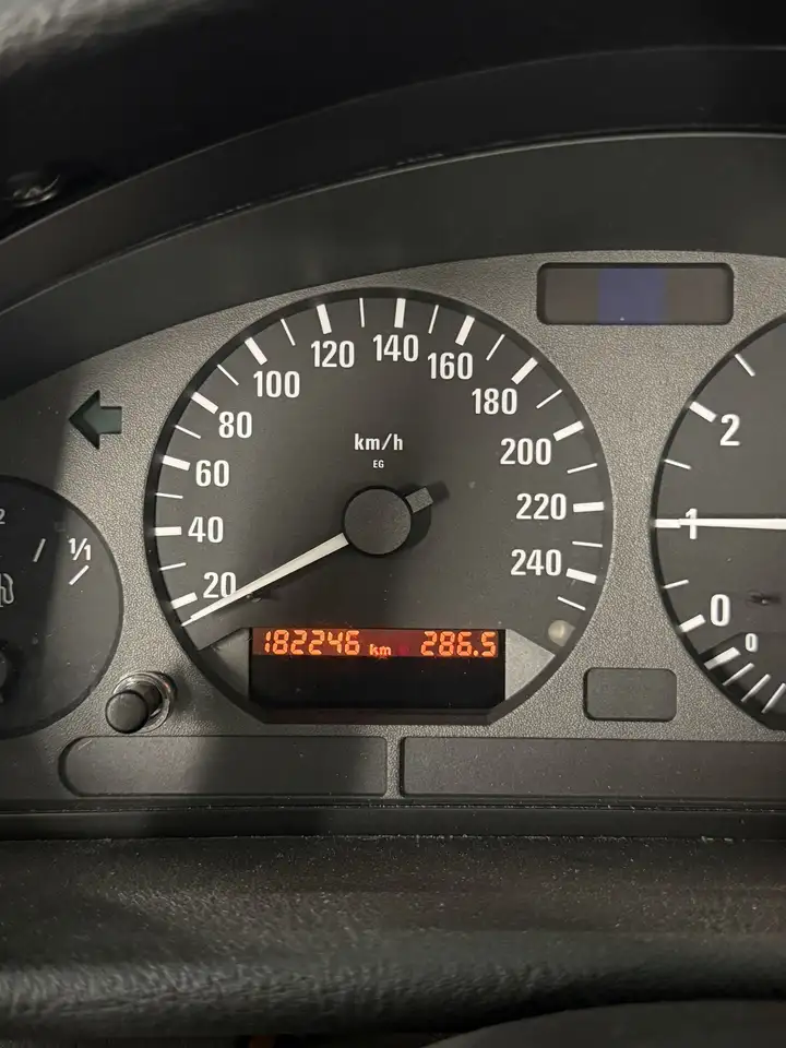 BMW 318i, foto 8