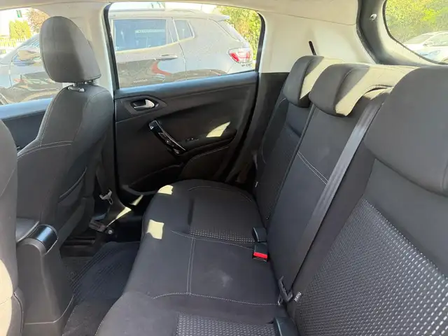 Peugeot 208 view 12