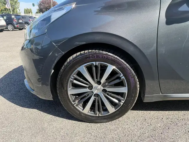 Peugeot 208 view 8