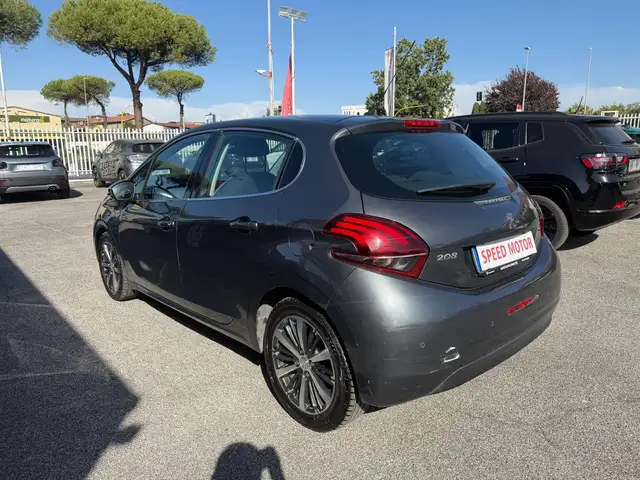 Peugeot 208 view 5