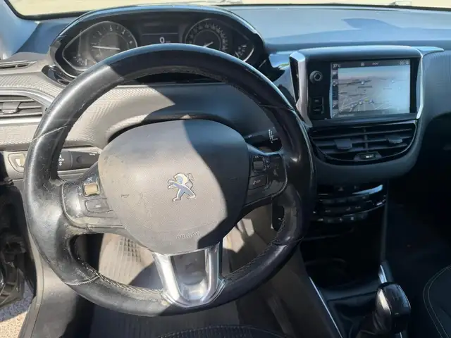 Peugeot 208 view 9