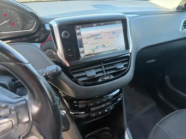 Peugeot 208 view 13