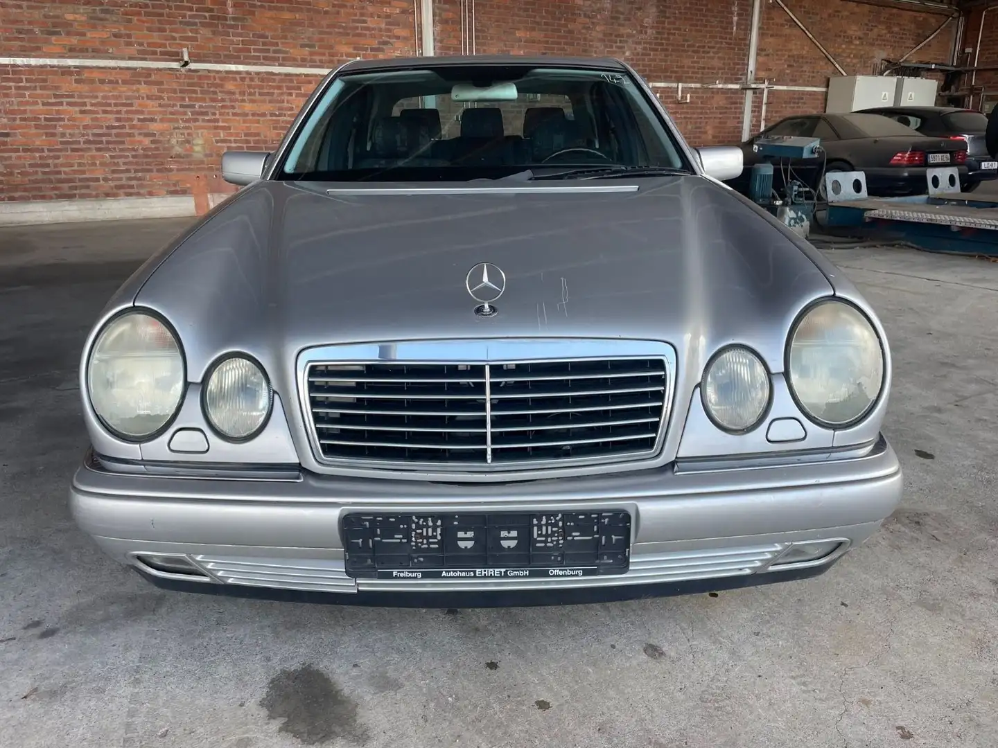 Mercedes-Benz E 290 TD AVANTGARDE/AUTOMATIK/SHZ/TEMPO Silber - 2