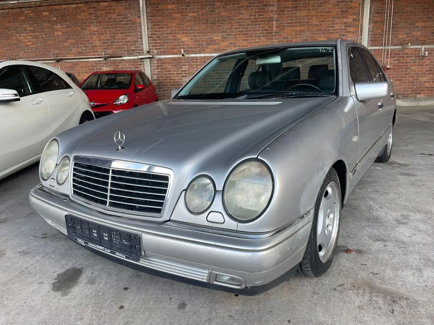 Mercedes-Benz E 290 TD AVANTGARDE/AUTOMATIK/SHZ/TEMPO Silber - 1