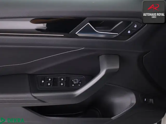 Volkswagen T-Roc view 14