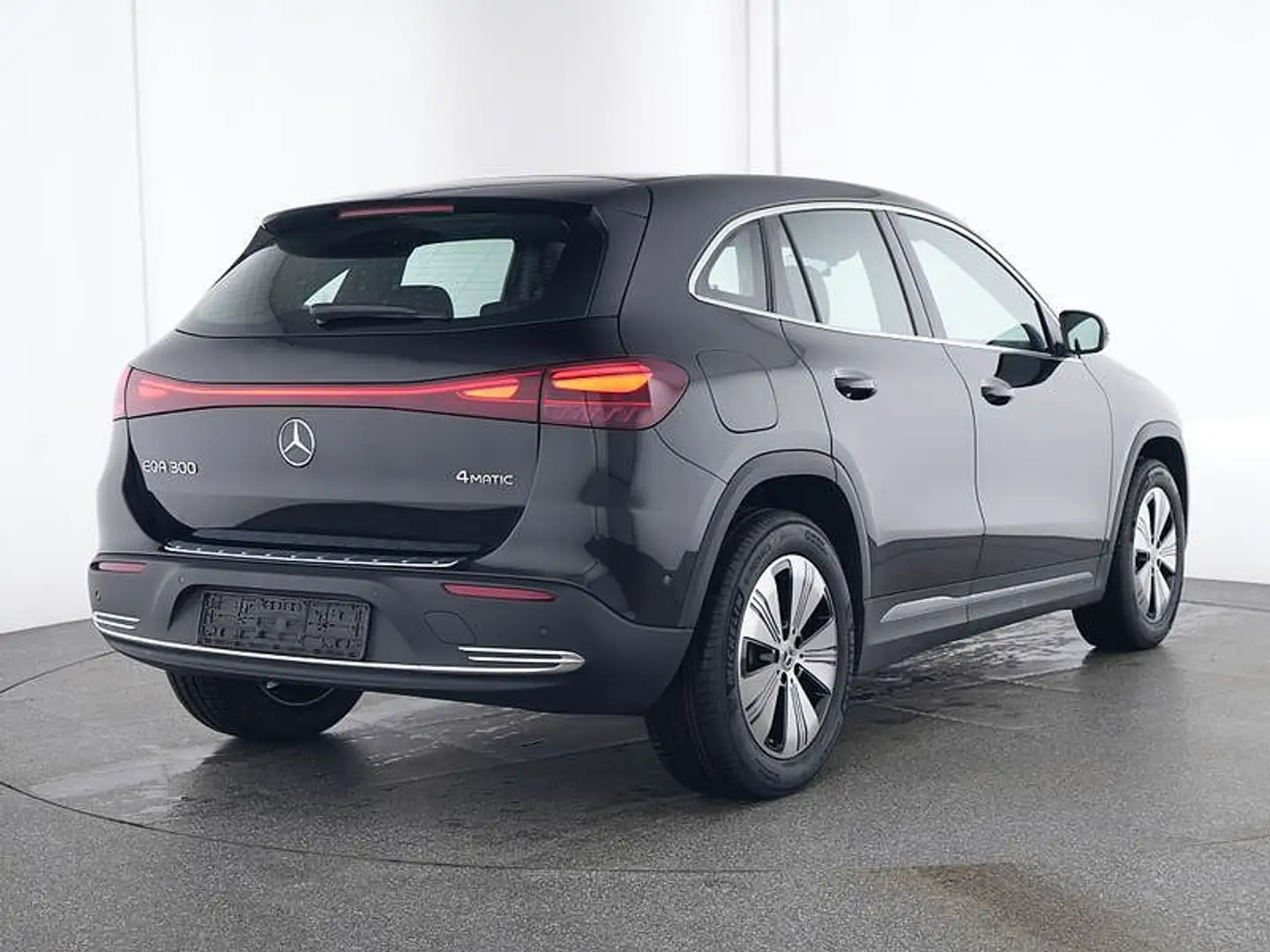 Mercedes-Benz EQA 300 4MATIC Zwart - 2