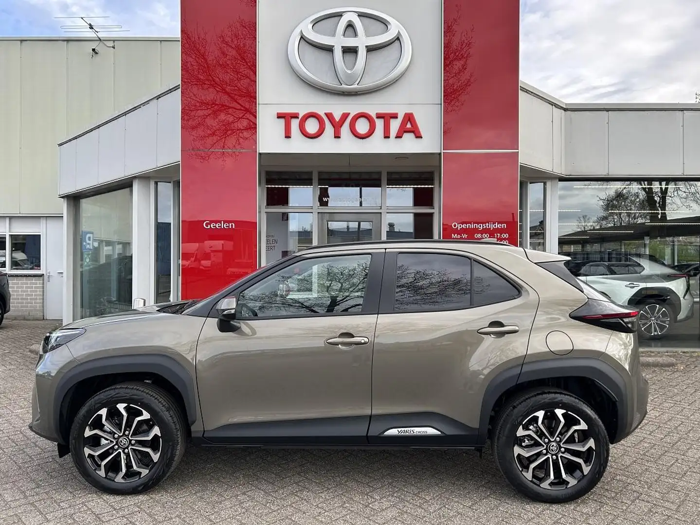 Toyota Yaris Cross 1.5 Hybrid 115 First Edition | Rijklaar | NL-auto Groen - 2