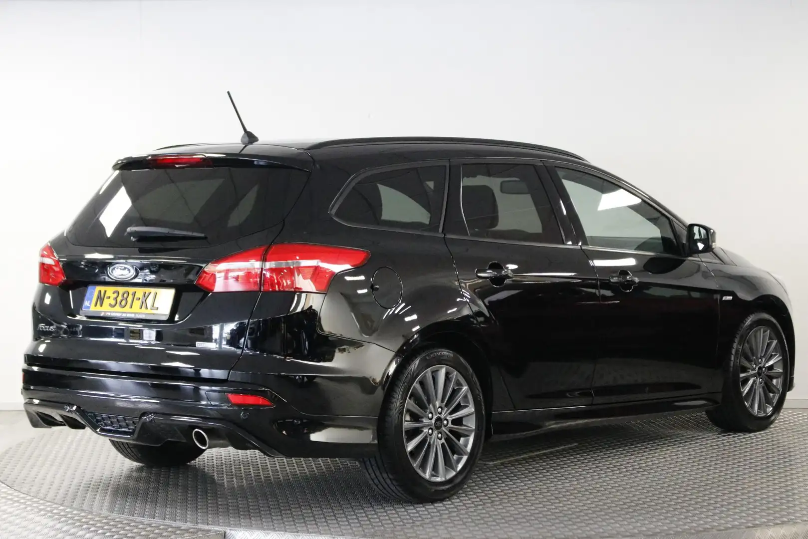 Ford Focus Wagon 1.5 ST-Line 182 PK. Airco | Soel- en stuurve Zwart - 2