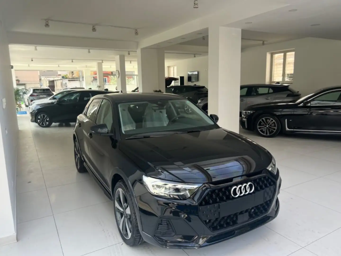 Audi A1 allstreet 30 TFSI Stronic Identity Contrast DA€3 Schwarz - 2