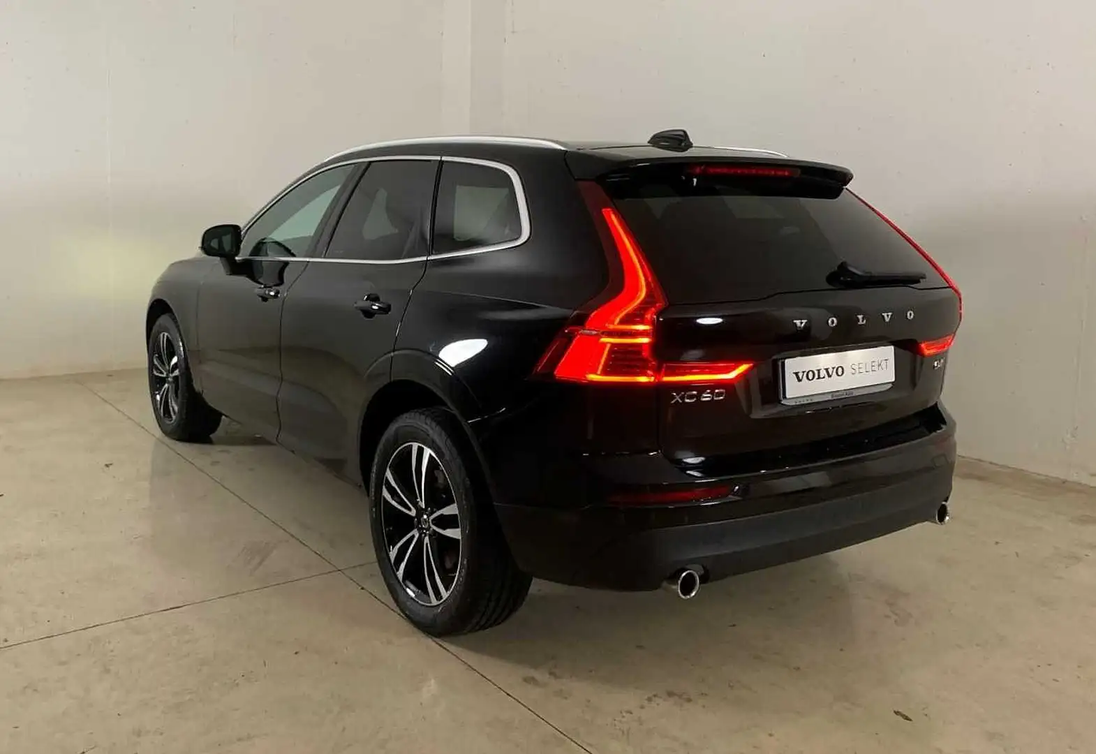 Volvo XC60 Momentum Pro, B4 AWD mild hybrid (D) automatico Schwarz - 2