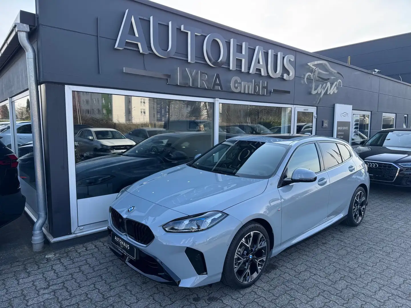 BMW 120 i M Sport*LED*NAVI*H&K*PANO*360°KAM*HUD* Grau - 2