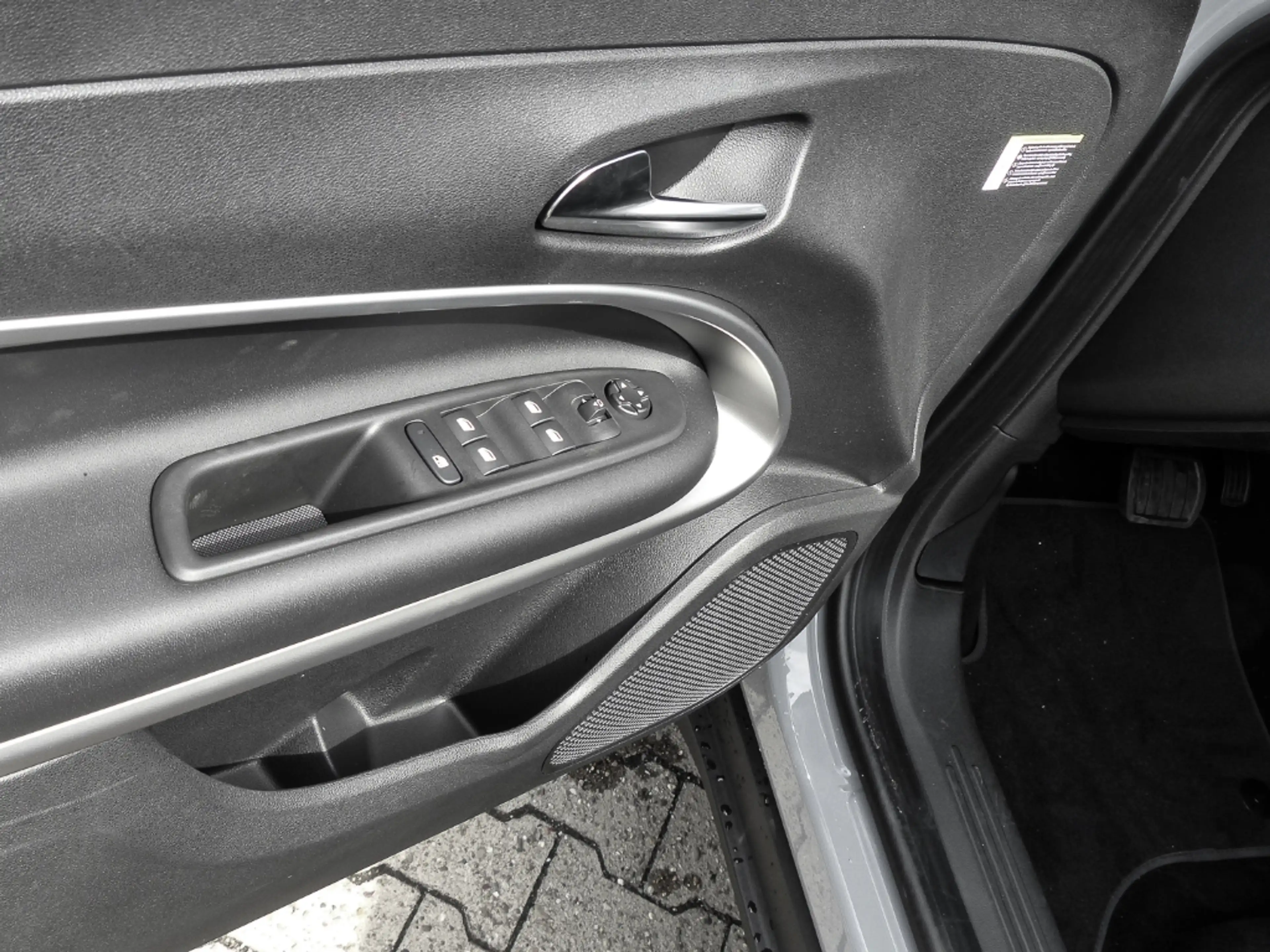 Jeep Avenger 4xe Overland Mild-Hybrid 360 Kamera LED Apple CarP — photo 13