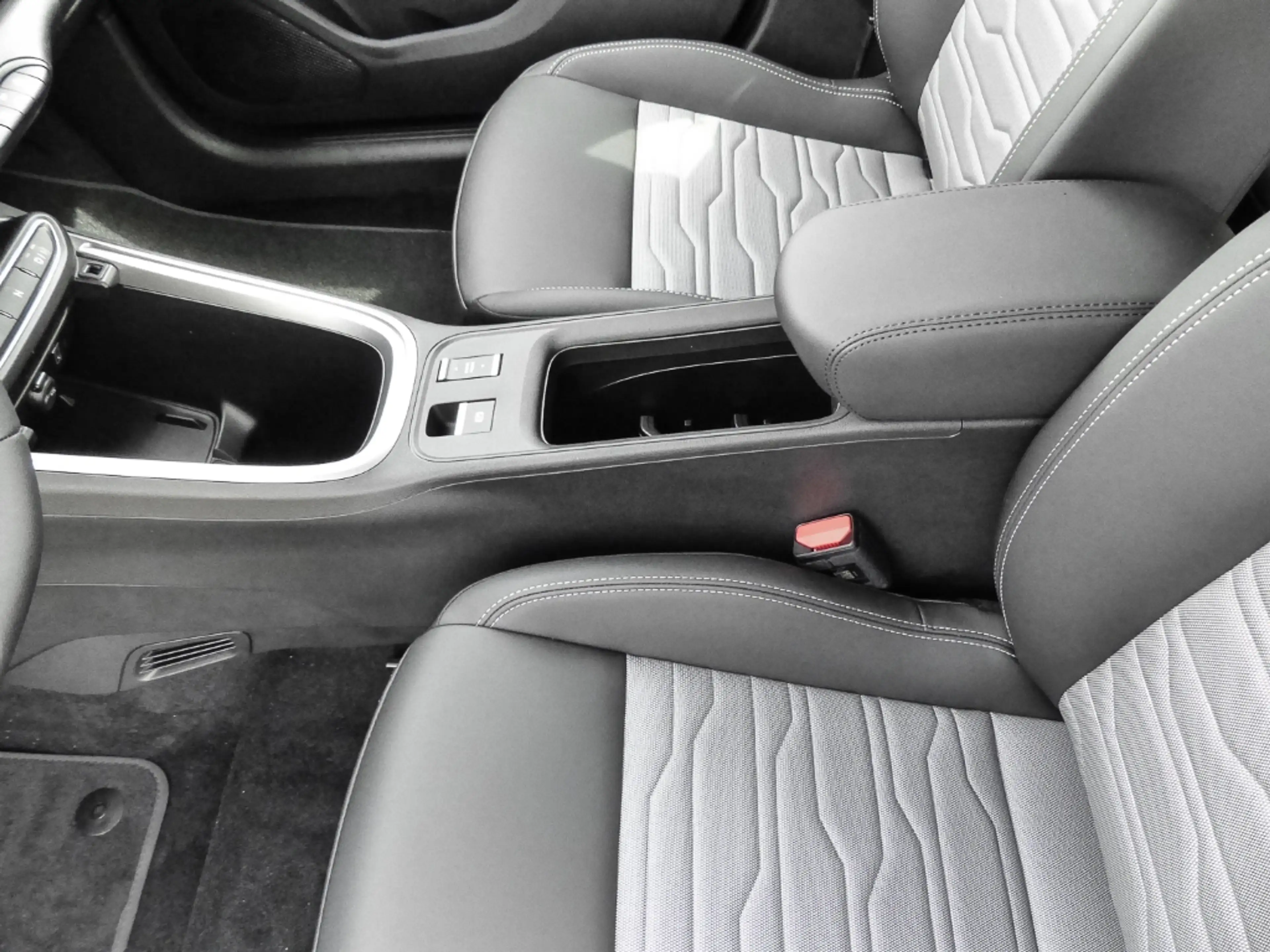Jeep Avenger 4xe Overland Mild-Hybrid 360 Kamera LED Apple CarP — photo 11