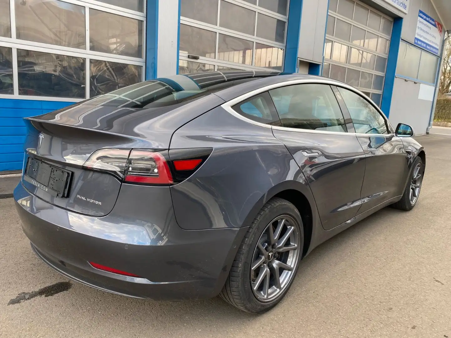 Tesla Model 3 Longe Range mit 2 optischen Macken Grau - 2