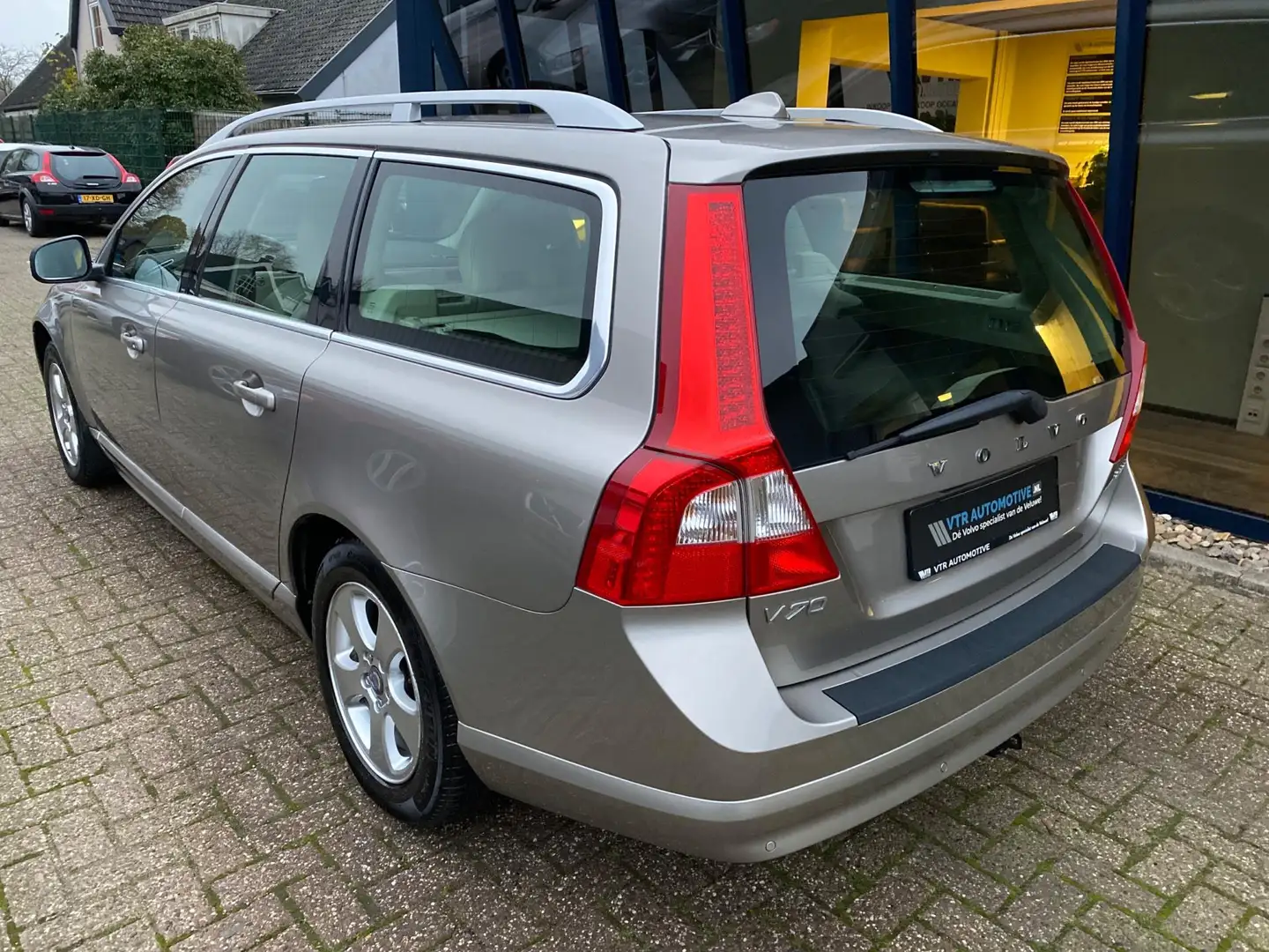 Volvo V70 2.5FT Summum 200PK LEER / ECC / TREKHAAK Marrón - 2