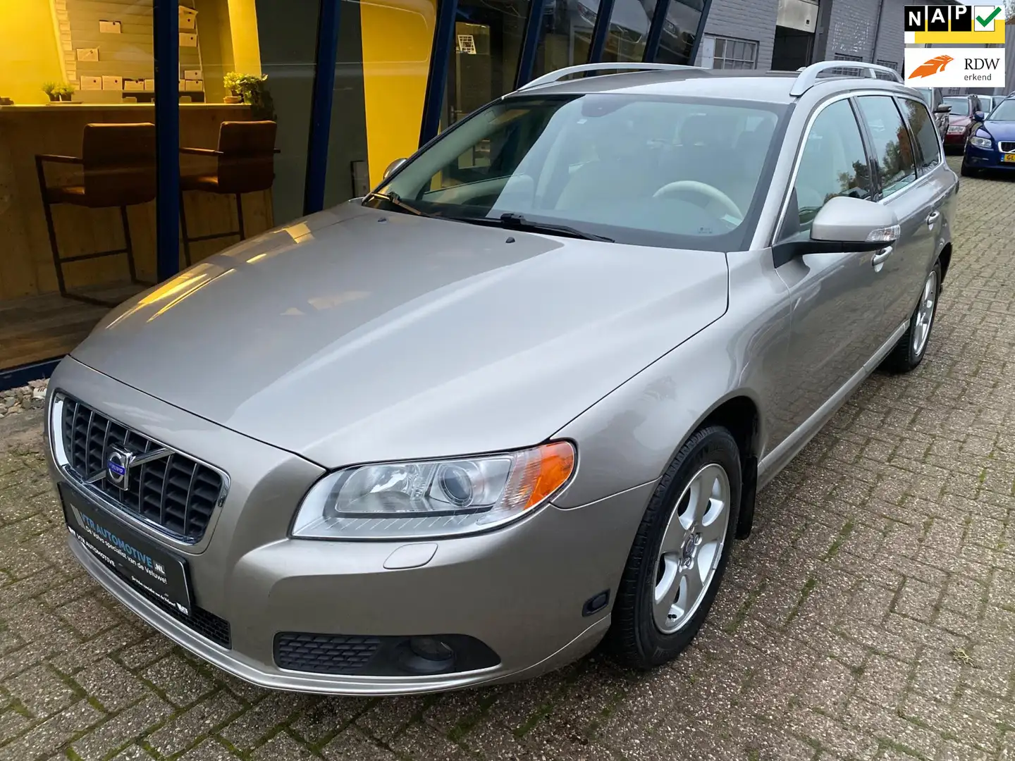 Volvo V70 2.5FT Summum 200PK LEER / ECC / TREKHAAK Marrón - 1