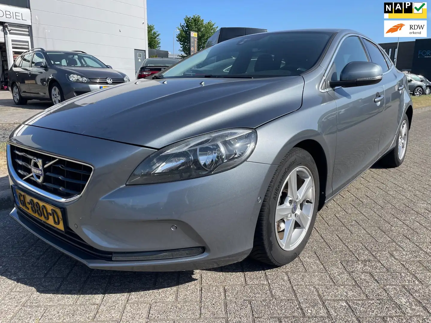Volvo V40 2.0 D2 Summum Business Harman Kardon Grijs - 1