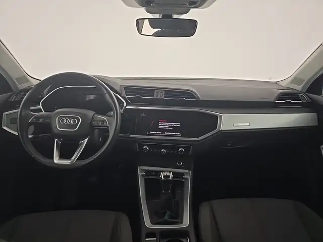 Audi Q3 view 11