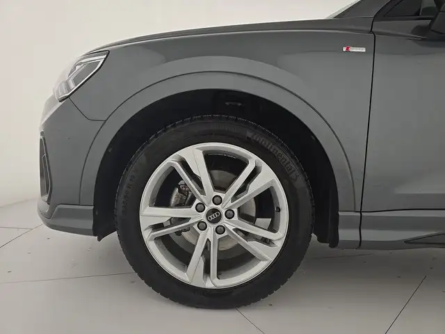 Audi Q3 view 8