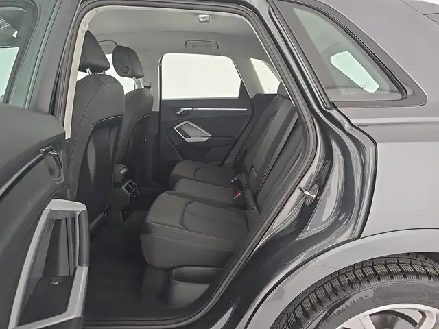 Audi Q3 view 10