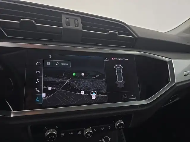 Audi Q3 view 14