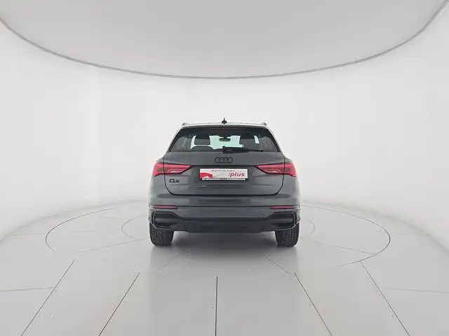 Audi Q3 view 4