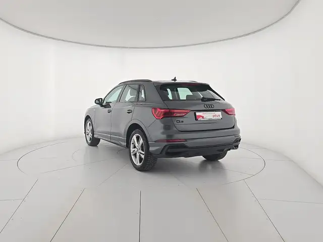 Audi Q3 view 3