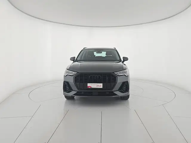 Audi Q3 view 7