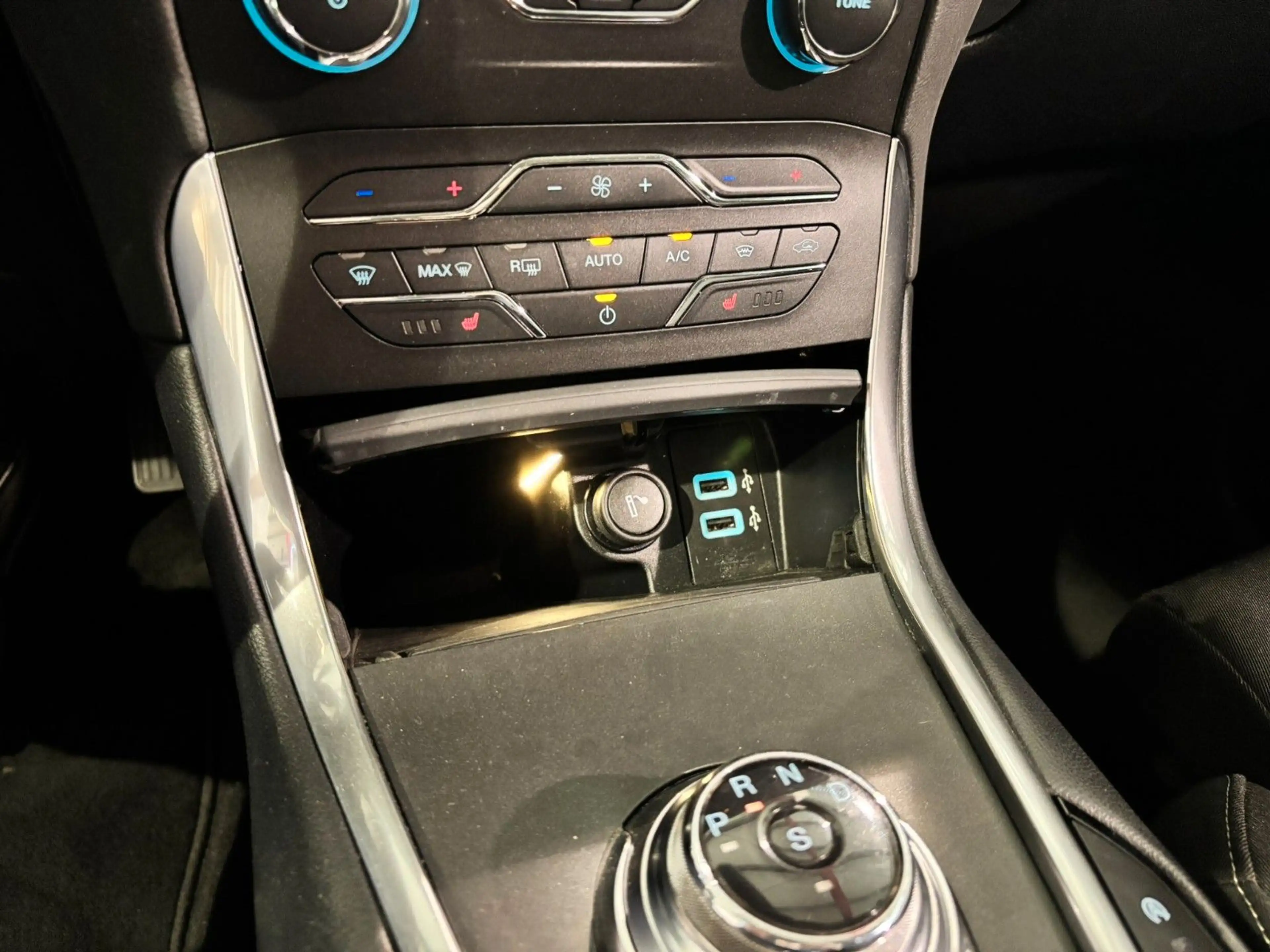Ford Galaxy Titanium AWD AHK 7-Sitze LED 190PS — photo 47