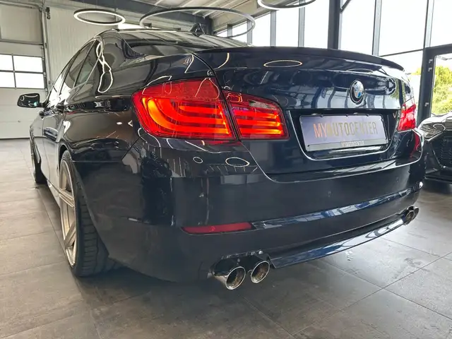BMW 5 Series view 3